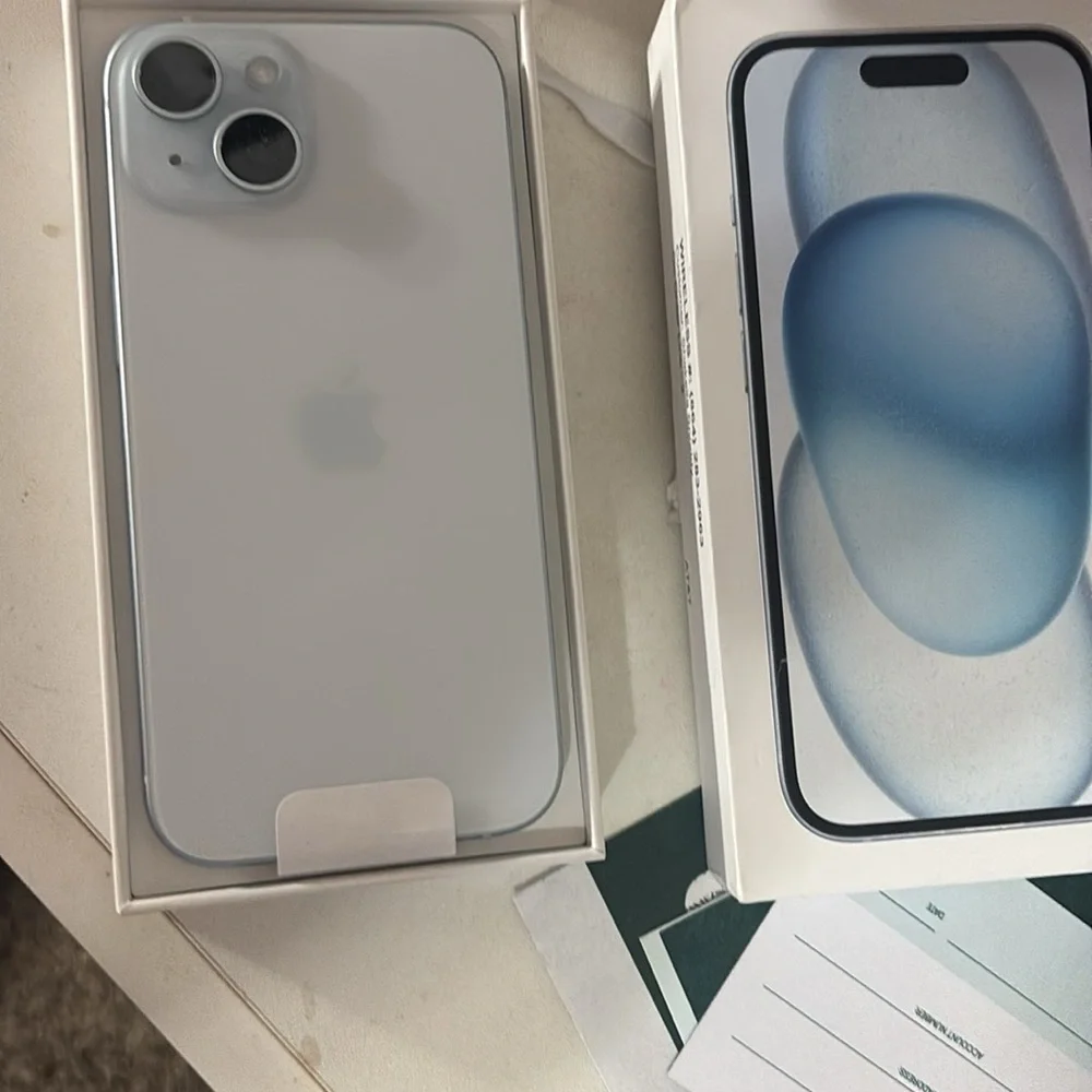 Apple iPhone 15 - white